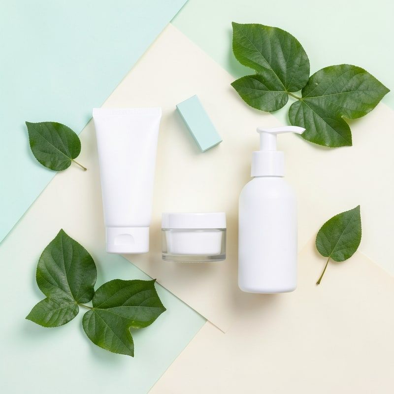 Ảnh bộ mỹ phẩm sắp đặt từ trên xuống